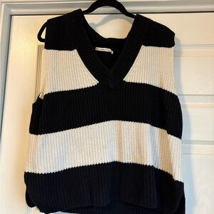 Abercrombie & Fitch Black and White V-Neck Sweater